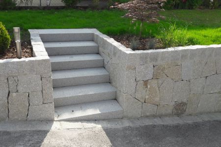 Blockstufen Granit, Natursteinmauer